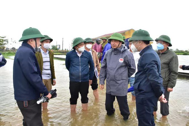 Đi xe máy trên đê khi mưa lũ, người phụ nữ rớt xuống sông tử vong - Ảnh 2.