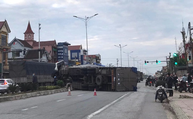 Dừng đ&egrave;n đỏ, &ocirc; t&ocirc; 7 chỗ bị xe tải t&ocirc;ng rồi lật đ&egrave; bẹp một phần - Ảnh 2.