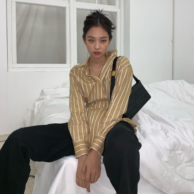 Mặc &aacute;o sơ mi đẹp kh&ocirc;ng thua sao H&agrave;n với 13 c&aacute;ch mix đơn giản, nhưng s&agrave;nh điệu tuyệt đối - Ảnh 5.