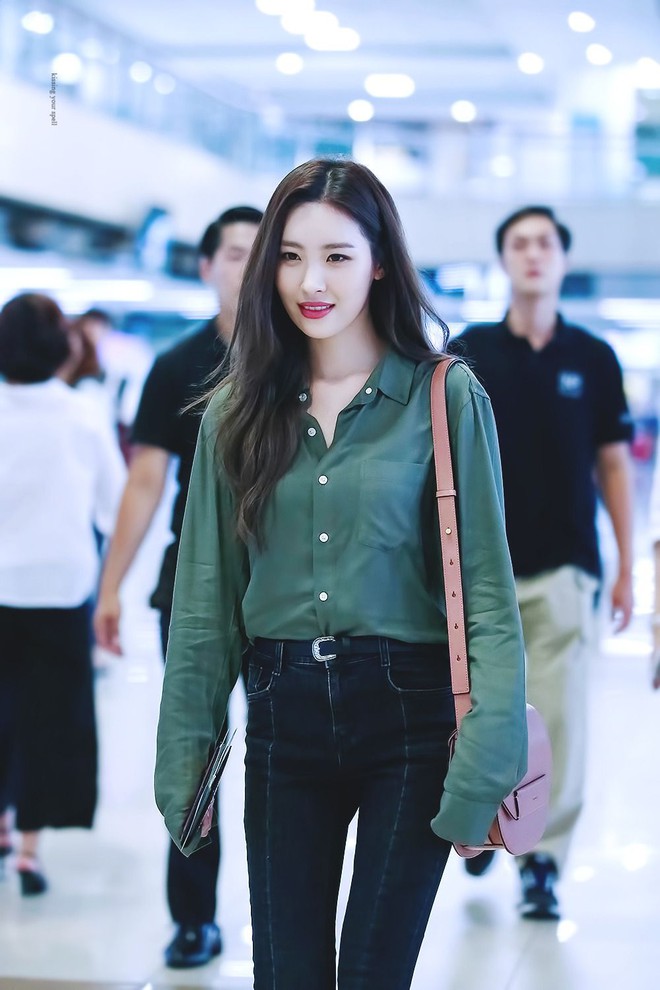 Mặc &aacute;o sơ mi đẹp kh&ocirc;ng thua sao H&agrave;n với 13 c&aacute;ch mix đơn giản, nhưng s&agrave;nh điệu tuyệt đối - Ảnh 10.
