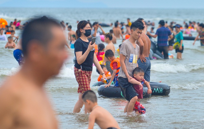 Ngộp thở với hình ảnh bãi biển Sầm Sơn ken đặc người ngày đầu kỳ nghỉ lễ 30&frasl;4 - 1&frasl;5 - Ảnh 4.