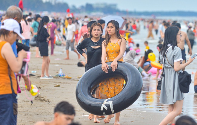 Ngộp thở với hình ảnh bãi biển Sầm Sơn ken đặc người ngày đầu kỳ nghỉ lễ 30&frasl;4 - 1&frasl;5 - Ảnh 4.
