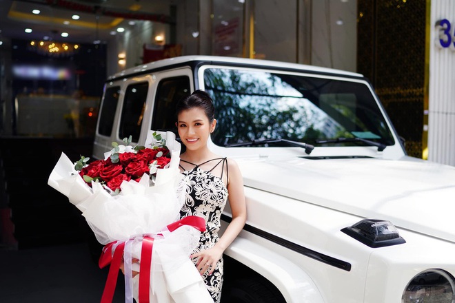  Đẳng cấp đại gia miền T&acirc;y: Hỏi đ&uacute;ng ba c&acirc;u, nhấc lu&ocirc;n Mercedes G63 đắt đỏ về tặng chồng - Ảnh 1.