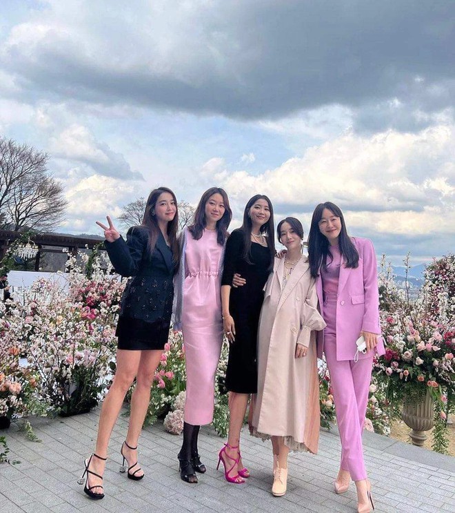Nh&igrave;n lại đ&aacute;m cưới Hyun Bin - Son Ye Jin sau tr&ograve;n 1 th&aacute;ng: Trở th&agrave;nh cặp vợ chồng thế kỷ được cả thế giới săn đ&oacute;n, nhưng người trong cuộc liệu c&oacute; thoải m&aacute;i? - Ảnh 5.