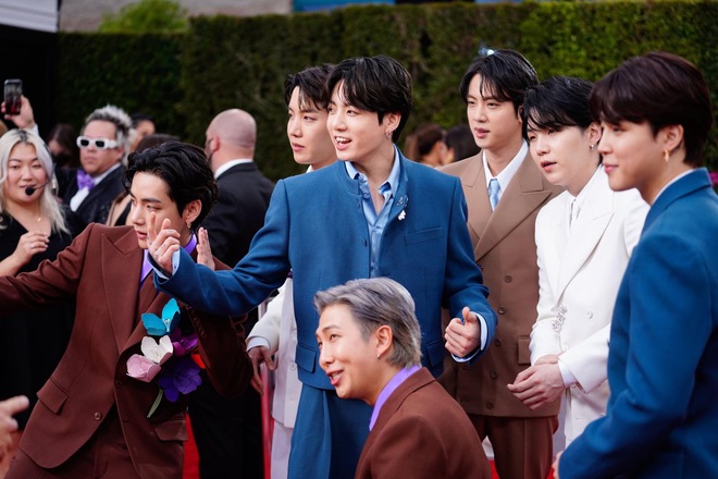 BTS biểu diễn chớp nhoáng tại Grammy 2022 khiến cộng đồng mạng dậy sóng, lọt top trending ngay và luôn! - Ảnh 6.