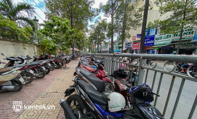 Vỉa h&egrave; được r&agrave;o chắn để d&agrave;nh cho người đi bộ nhưng bị chiếm dụng th&agrave;nh b&atilde;i giữ xe ở BV Chợ Rẫy - Ảnh 10.