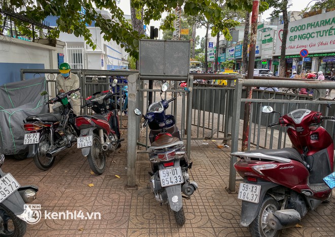 Vỉa h&egrave; được r&agrave;o chắn để d&agrave;nh cho người đi bộ nhưng bị chiếm dụng th&agrave;nh b&atilde;i giữ xe ở BV Chợ Rẫy - Ảnh 6.