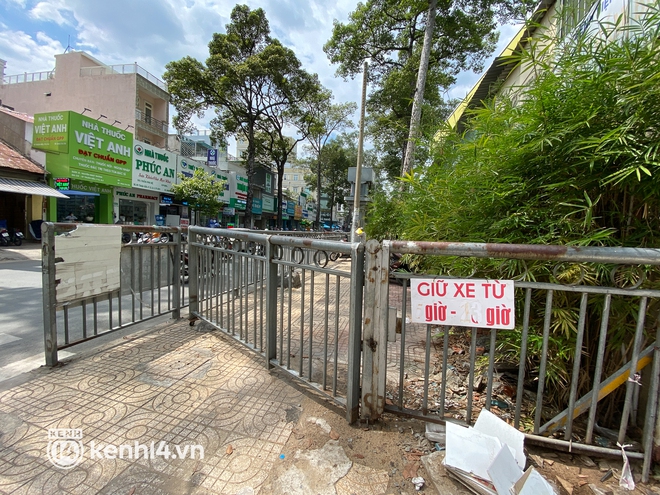 Vỉa h&egrave; được r&agrave;o chắn để d&agrave;nh cho người đi bộ nhưng bị chiếm dụng th&agrave;nh b&atilde;i giữ xe ở BV Chợ Rẫy - Ảnh 5.