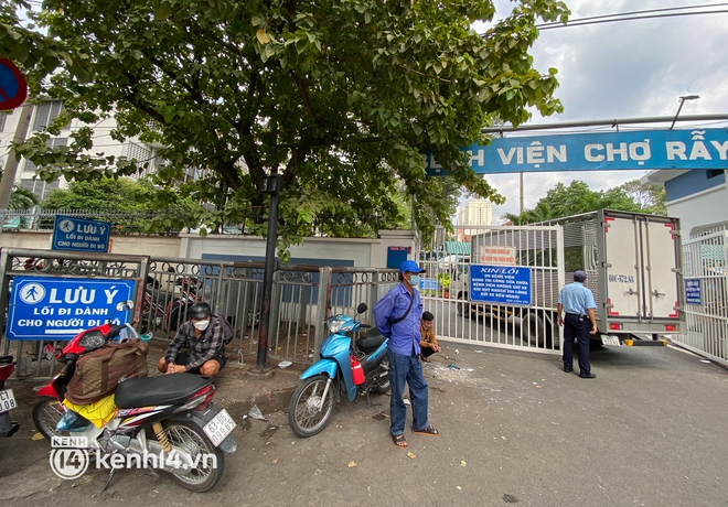 Vỉa h&egrave; được r&agrave;o chắn để d&agrave;nh cho người đi bộ nhưng bị chiếm dụng th&agrave;nh b&atilde;i giữ xe ở BV Chợ Rẫy - Ảnh 2.