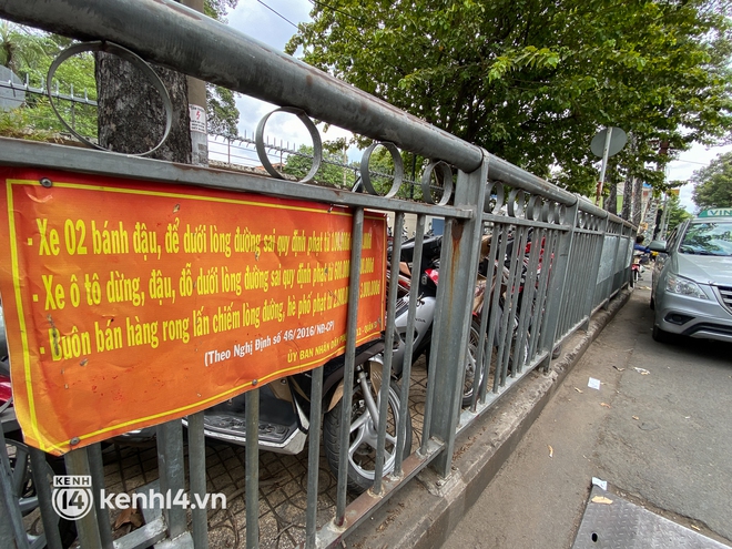 Vỉa h&egrave; được r&agrave;o chắn để d&agrave;nh cho người đi bộ nhưng bị chiếm dụng th&agrave;nh b&atilde;i giữ xe ở BV Chợ Rẫy - Ảnh 11.
