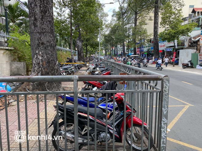 Vỉa h&egrave; được r&agrave;o chắn để d&agrave;nh cho người đi bộ nhưng bị chiếm dụng th&agrave;nh b&atilde;i giữ xe ở BV Chợ Rẫy - Ảnh 8.