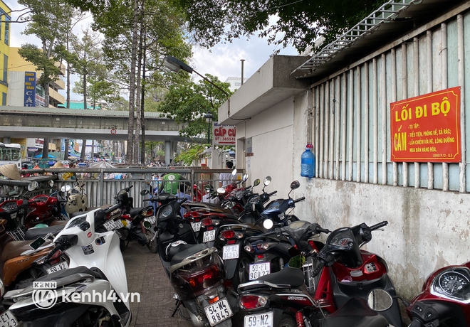 Vỉa h&egrave; được r&agrave;o chắn để d&agrave;nh cho người đi bộ nhưng bị chiếm dụng th&agrave;nh b&atilde;i giữ xe ở BV Chợ Rẫy - Ảnh 13.