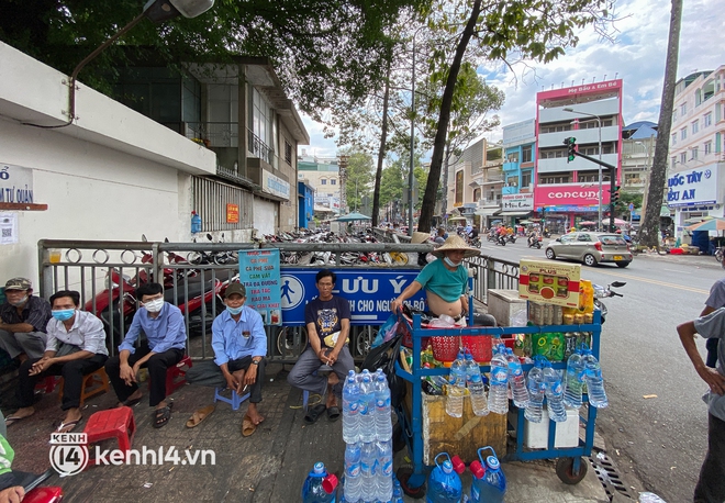 Vỉa h&egrave; được r&agrave;o chắn để d&agrave;nh cho người đi bộ nhưng bị chiếm dụng th&agrave;nh b&atilde;i giữ xe ở BV Chợ Rẫy - Ảnh 3.