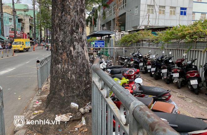 Vỉa h&egrave; được r&agrave;o chắn để d&agrave;nh cho người đi bộ nhưng bị chiếm dụng th&agrave;nh b&atilde;i giữ xe ở BV Chợ Rẫy - Ảnh 12.