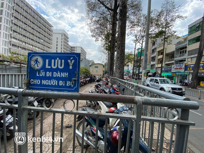 Vỉa h&egrave; được r&agrave;o chắn để d&agrave;nh cho người đi bộ nhưng bị chiếm dụng th&agrave;nh b&atilde;i giữ xe ở BV Chợ Rẫy - Ảnh 14.