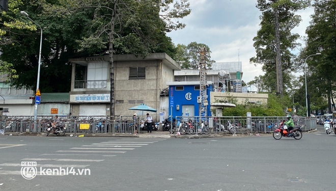Vỉa h&egrave; được r&agrave;o chắn để d&agrave;nh cho người đi bộ nhưng bị chiếm dụng th&agrave;nh b&atilde;i giữ xe ở BV Chợ Rẫy - Ảnh 15.
