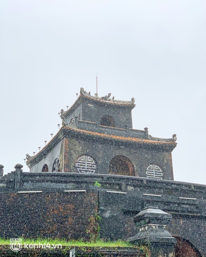 Tình trạng du lịch Huế - Đà Nẵng mấy ngày qua: Du khách “khóc thét” vì chuyến đi bão tố đúng nghĩa đen! - Ảnh 1. Tình trạng du lịch Huế - Đà Nẵng mấy ngày qua: Du khách “khóc thét” vì chuyến đi bão tố đúng nghĩa đen! - Ảnh 1.