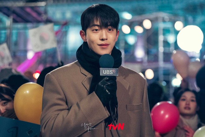 Twenty Five, Twenty One lại gây tranh cãi: Kim Tae Ri hớn hở khi Nam Joo Hyuk đưa tin thảm họa 11/9, vô ý quá đi thôi! - Ảnh 4.