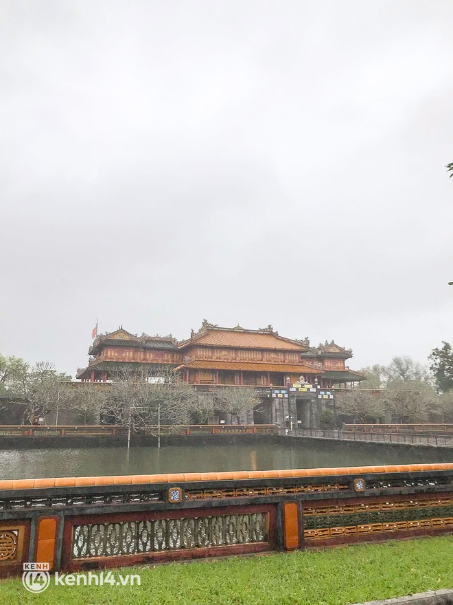 Tình trạng du lịch Huế - Đà Nẵng mấy ngày qua: Du khách “khóc thét” vì chuyến đi bão tố đúng nghĩa đen! - Ảnh 1. Tình trạng du lịch Huế - Đà Nẵng mấy ngày qua: Du khách “khóc thét” vì chuyến đi bão tố đúng nghĩa đen! - Ảnh 1.