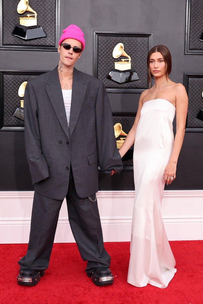 Nụ hôn nồng cháy và bàn tay hư cũng không thể cứu nổi vợ chồng Justin Bieber  mặc như quấn chăn tại Grammy 2022