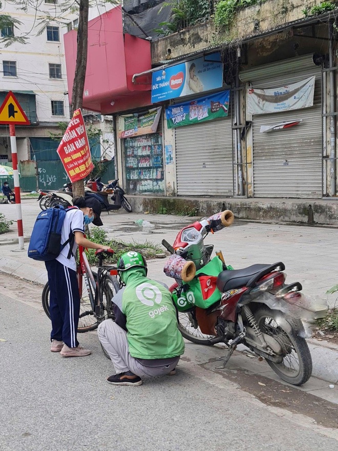 H&agrave;nh động của anh shipper tr&ecirc;n phố H&agrave; Nội khiến người đi đường vội chụp ảnh rồi chia sẻ - Ảnh 1.