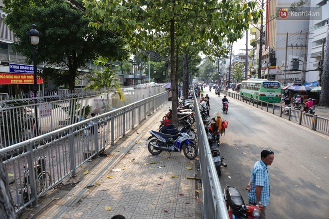 Vỉa h&egrave; được r&agrave;o chắn để d&agrave;nh cho người đi bộ nhưng bị chiếm dụng th&agrave;nh b&atilde;i giữ xe ở BV Chợ Rẫy - Ảnh 16.