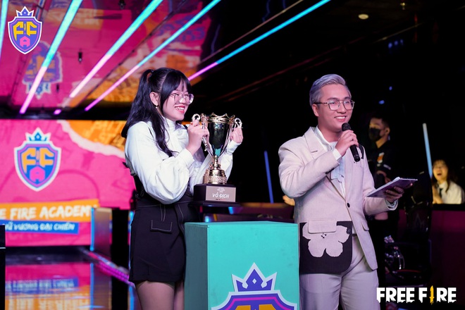 H&agrave;nh tr&igrave;nh trở th&agrave;nh Nữ Vương Free Fire của c&ocirc; n&agrave;ng streamer Thỏ Tidi, ri&ecirc;ng phần vũ đạo đ&atilde; đủ khiến kh&aacute;n giả trầm trồ! - Ảnh 4.