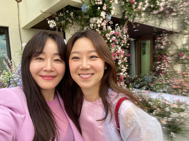 Gong Hyo Jin lộ ảnh dự siêu đám cưới sau tin hẹn hò, biểu cảm thế này bảo sao được Hyun Bin và Son Ye Jin dí tận hoa vào tay - Ảnh 3.