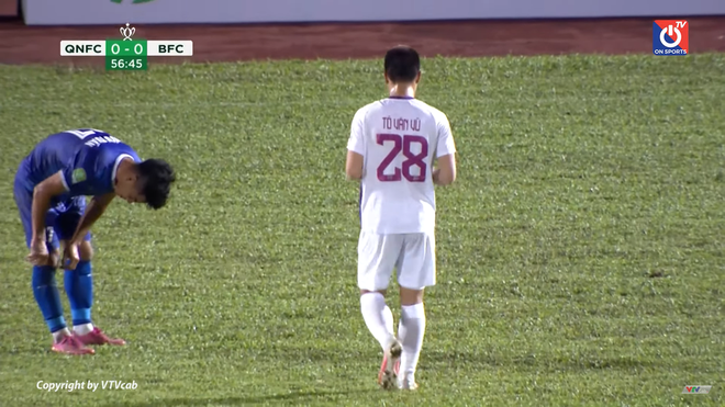 Cầu thủ Việt Nam đá vào người đối phương, 4 thẻ đỏ được rút ra trong trận đấu đầy hỗn loạn - Ảnh 1.