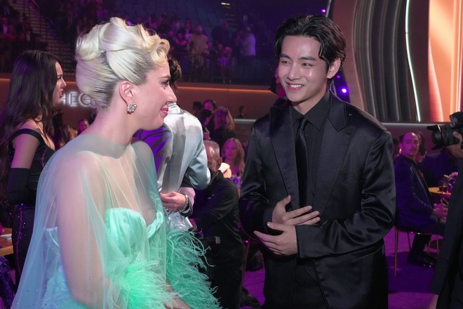 Fanboy thành công nhất Grammy 2022 gọi tên V (BTS): Lễ phép xin Lady Gaga chụp hình chung, còn được idol... thơm má - Ảnh 7.