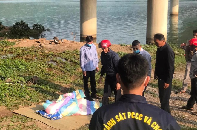 Ph&aacute;t hiện thi thể nam sinh lớp 9 dưới hồ, tr&ecirc;n cầu c&oacute; xe đạp v&agrave; cặp s&aacute;ch - Ảnh 1.