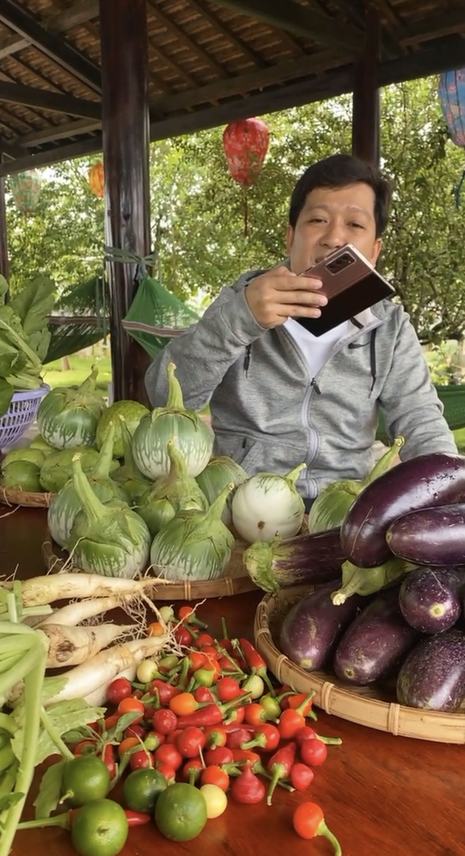 Trường Giang khoe vườn cây bên trong căn biệt thự khủng, tiết lộ 1 chi tiết liên quan đến ái nữ? - Ảnh 2.