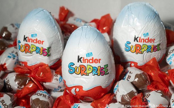 Thu hồi kẹo trứng chocolate Kinder Surprise do nghi nhiễm khuẩn Salmonella: Tác nhân gây nôn mửa, nhiễm độc toàn thân và có thể gây tử vong - Ảnh 1.