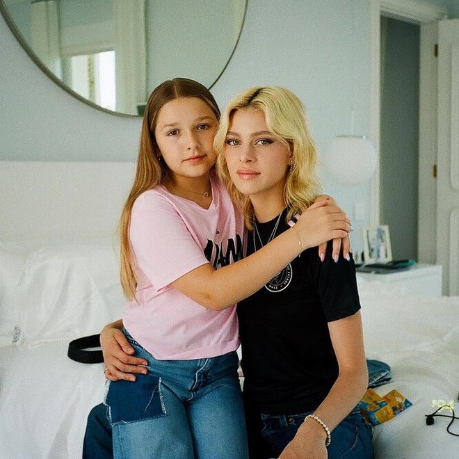 Con gái út của Victoria Beckham chung khung hình với chị dâu: Style chẳng hề lép vế, nhan sắc lại càng không! - Ảnh 3.