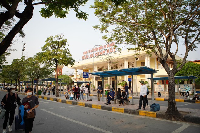 Đường phố H&agrave; Nội đ&ocirc;ng nghẹt trong ng&agrave;y l&agrave;m việc cuối c&ugrave;ng trước kỳ nghỉ lễ, tr&aacute;i ngược ho&agrave;n to&agrave;n với cảnh tượng ở bến xe 2 miền - Ảnh 2.