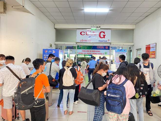 Đường phố H&agrave; Nội đ&ocirc;ng nghẹt trong ng&agrave;y l&agrave;m việc cuối c&ugrave;ng trước kỳ nghỉ lễ, tr&aacute;i ngược ho&agrave;n to&agrave;n với cảnh tượng ở bến xe 2 miền - Ảnh 28.
