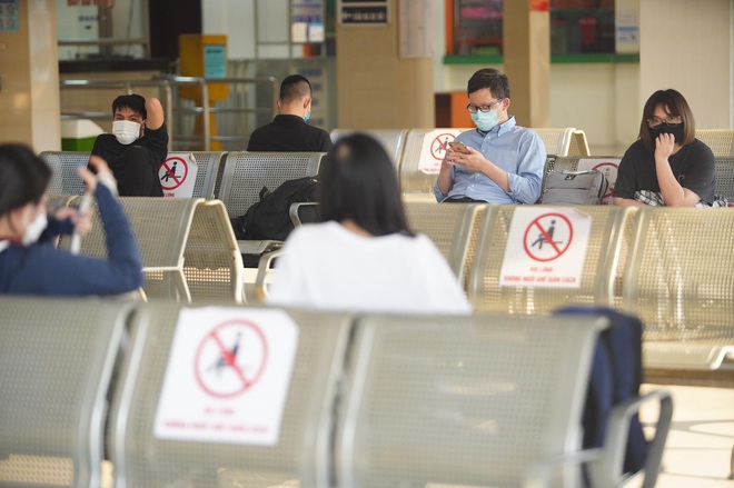 Đường phố H&agrave; Nội đ&ocirc;ng nghẹt trong ng&agrave;y l&agrave;m việc cuối c&ugrave;ng trước kỳ nghỉ lễ, tr&aacute;i ngược ho&agrave;n to&agrave;n với cảnh tượng ở bến xe 2 miền - Ảnh 10.