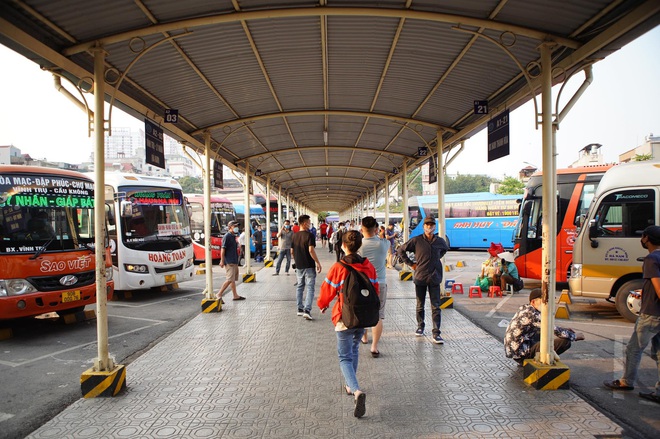 Đường phố Hà Nội đông nghẹt trong ngày làm việc cuối cùng trước kỳ nghỉ lễ, trái ngược hoàn toàn với cảnh tượng ở bến xe 2 miền - Ảnh 5.