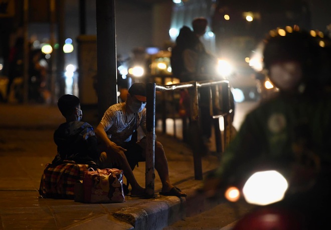 Hà Nội: Đông nghẹt người dân xếp hàng chờ mua vé, đứng vạ vật bên đường chờ đợi bắt xe về quê nghỉ lễ Giỗ Tổ Hùng Vương - Ảnh 10.