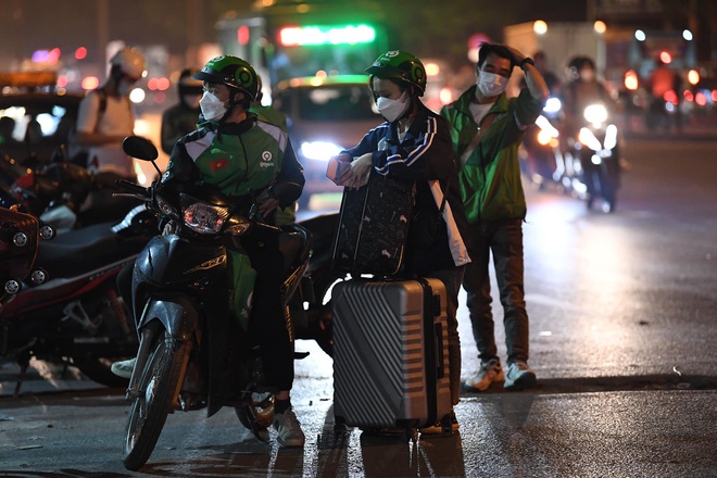 Hà Nội: Đông nghẹt người dân xếp hàng chờ mua vé, đứng vạ vật bên đường chờ đợi bắt xe về quê nghỉ lễ Giỗ Tổ Hùng Vương - Ảnh 7.