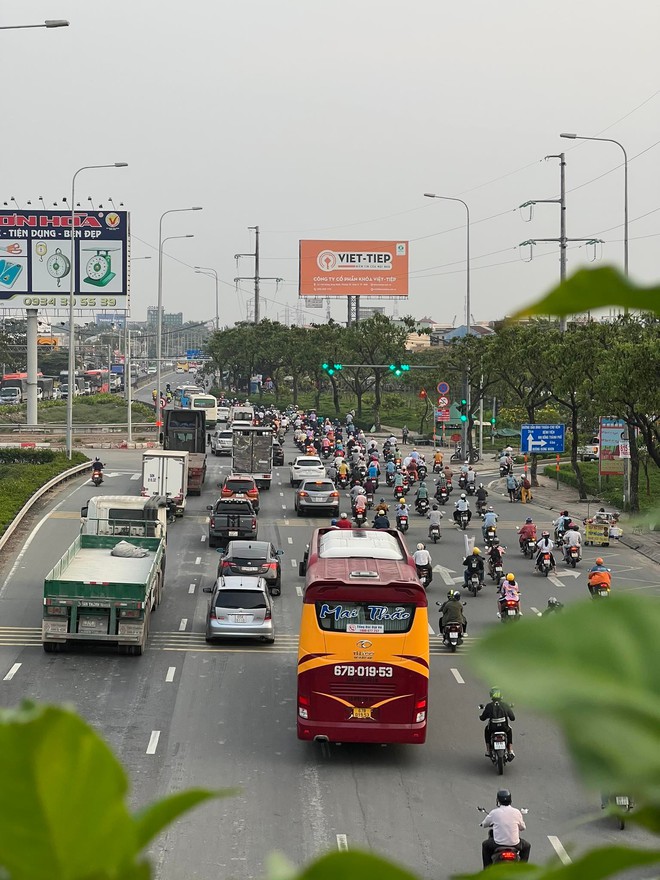 Đường phố H&agrave; Nội đ&ocirc;ng nghẹt trong ng&agrave;y l&agrave;m việc cuối c&ugrave;ng trước kỳ nghỉ lễ, tr&aacute;i ngược ho&agrave;n to&agrave;n với cảnh tượng ở bến xe 2 miền - Ảnh 23.