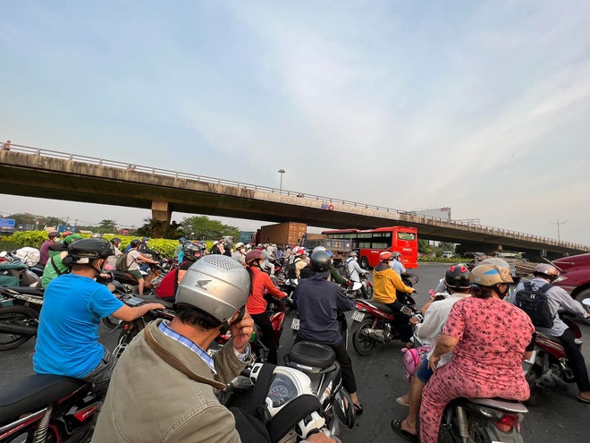 Đường phố H&agrave; Nội đ&ocirc;ng nghẹt trong ng&agrave;y l&agrave;m việc cuối c&ugrave;ng trước kỳ nghỉ lễ, tr&aacute;i ngược ho&agrave;n to&agrave;n với cảnh tượng ở bến xe 2 miền - Ảnh 22.