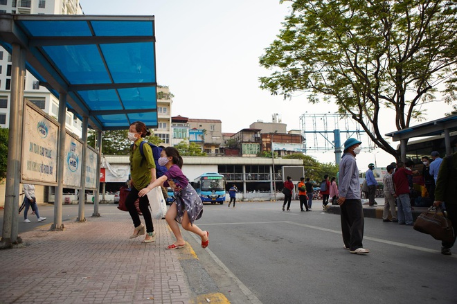 Đường phố Hà Nội đông nghẹt trong ngày làm việc cuối cùng trước kỳ nghỉ lễ, trái ngược hoàn toàn với cảnh tượng ở bến xe 2 miền - Ảnh 7.
