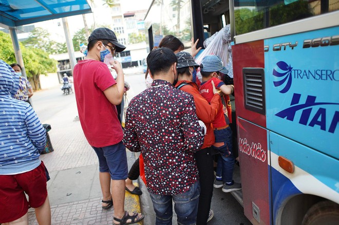 Đường phố H&agrave; Nội đ&ocirc;ng nghẹt trong ng&agrave;y l&agrave;m việc cuối c&ugrave;ng trước kỳ nghỉ lễ, tr&aacute;i ngược ho&agrave;n to&agrave;n với cảnh tượng ở bến xe 2 miền - Ảnh 8.