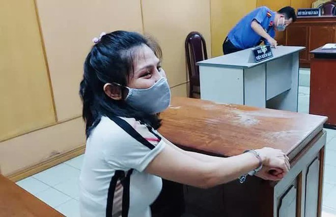 C&ocirc; g&aacute;i đ&acirc;m chết t&igrave;nh trẻ quỳ gối xin lỗi! - Ảnh 1.