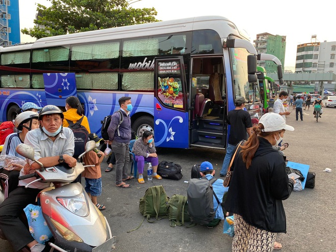 Đường phố Hà Nội đông nghẹt trong ngày làm việc cuối cùng trước kỳ nghỉ lễ, trái ngược hoàn toàn với cảnh tượng ở bến xe 2 miền - Ảnh 30.