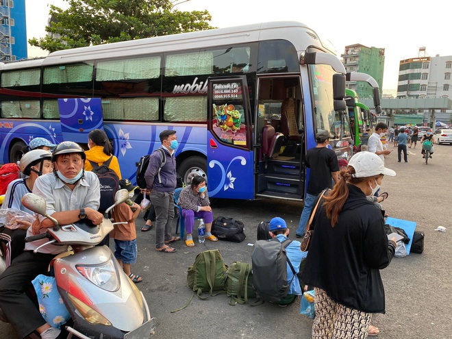Đường phố H&agrave; Nội đ&ocirc;ng nghẹt trong ng&agrave;y l&agrave;m việc cuối c&ugrave;ng trước kỳ nghỉ lễ, tr&aacute;i ngược ho&agrave;n to&agrave;n với cảnh tượng ở bến xe 2 miền - Ảnh 30.
