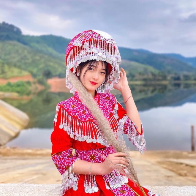 Xuất hiện trong đoạn phim về du lịch T&acirc;y Bắc, thiếu nữ HM&ocirc;ng bỗng th&agrave;nh hiện tượng - Ảnh 2.