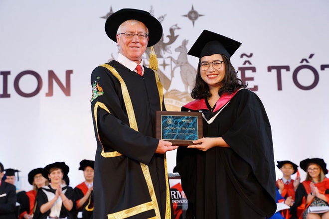 communication graduate from the saigon south campus nguyen thi truc van received the vice chancellor s award for her outstanding achievements 16494771658101553865700