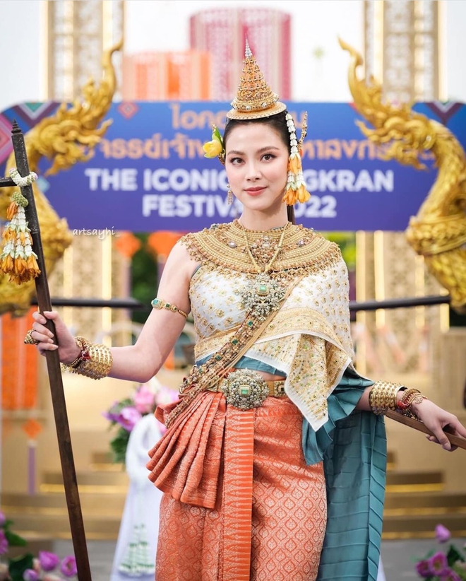 Nữ thần Songkran lộ diện: Baifern (Chiếc Lá Bay) đẹp kinh diễm trong trang phục 1,3 tỷ, visual thăng hạng ngoạn mục giữa Icon Siam - Ảnh 4.
